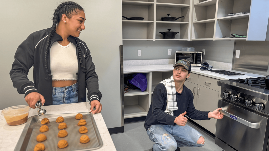 StudentsBakeCookiesInHawksHideawayKitchen
