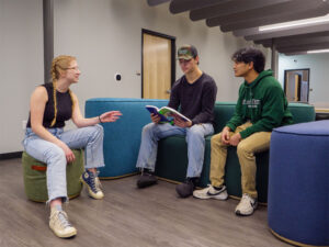 StudentsDiscussionInHawksHideawayCommonRoom